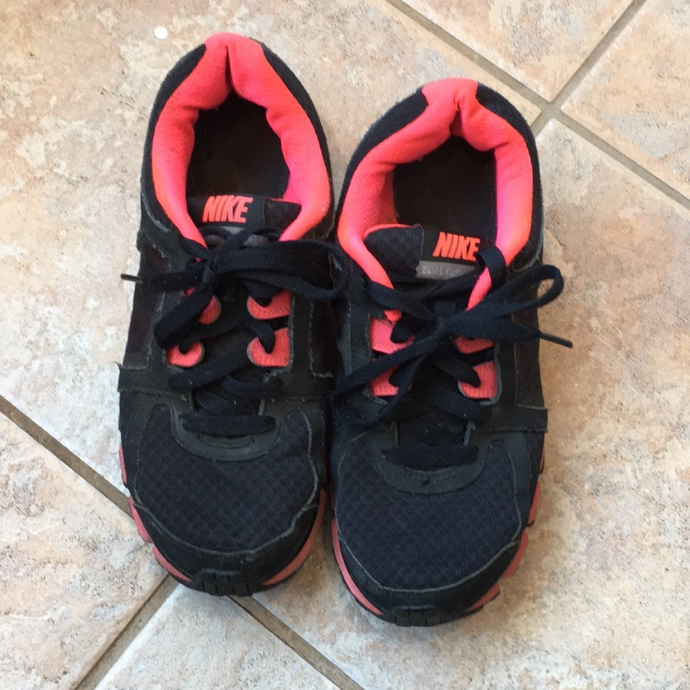 Size 8 Nike Dual Fusion Women’s Tennis shoe